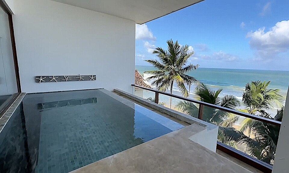 Piscina real de resort com vista para o oceano