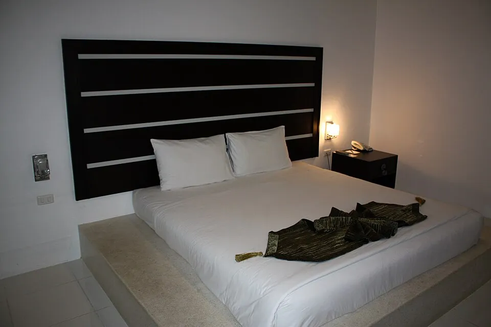 Quarto real de resort tropical