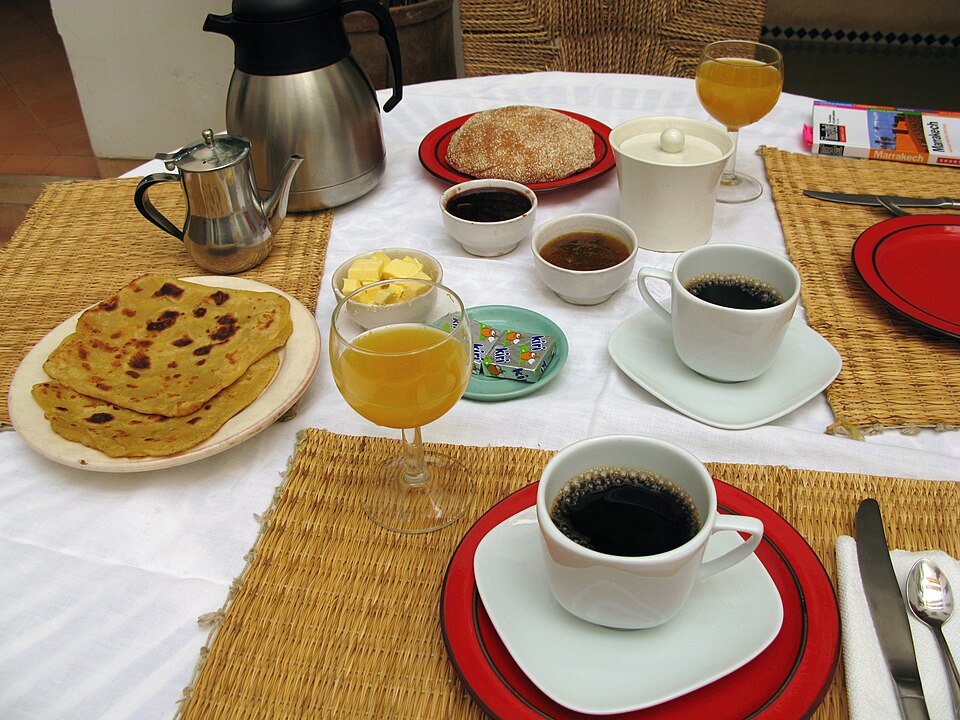Pequeno-almoço marroquino real num riad
